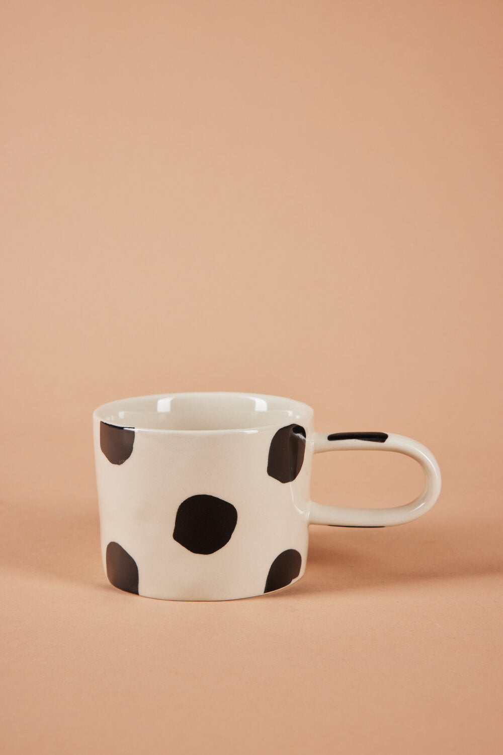 Håndmalet krus med prikker, hvid/sort - H: 7 cm.